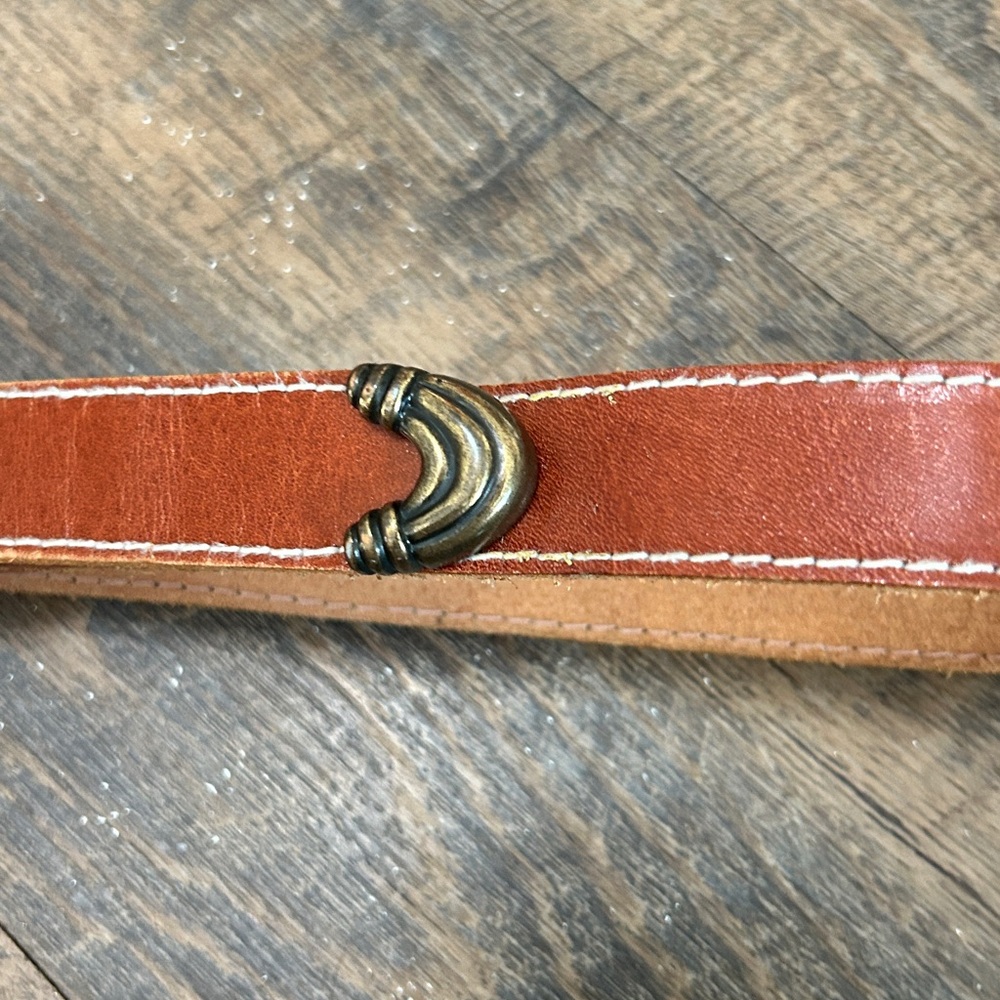 Women’s Leather Belt By Liz Claiborne Size Large Gold‎ tone Decorative Buckle - Picture 3 of 8